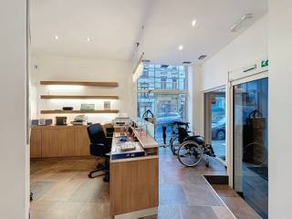 In het hart van Geraardsbergen bieden we dit veelzijdig handelspand aan, ideaal voor een praktijk, kantoor of dienstverlenende activiteit. Het...