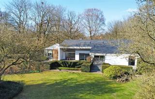 <p><span>Op een uitstekende locatie vlakbij het prachtige domein van Bokrijk en centraal tussen Genk en Hasselt, vinden we deze ruime en karaktervolle villa. De woning combineert rust, privacy en een groene omgeving met een vlotte bereikbaarheid. Deze gezinswoning, uit 1975, is zeer goed onderhouden en onderging in 1995 een renovatie. </span></p><p><span>Bij het betreden van de woning komt u in een ruime inkomhal met vestiaire en gastentoilet. Het gelijkvloers biedt een aangename leefruimte met zithoek, ruime eetplaats en keuken, aangevuld met een wintertuin die een directe verbinding vormt met het terras en de tuin. </span></p><p><span>Grote raampartijen zorgen doorheen de woning voor veel natuurlijke lichtinval en bieden vanuit verschillende ruimtes een mooi zicht op de volgroeide tuin. </span></p><p><span>Verder bevindt zich op het gelijkvloers een bureauruimte, een master bedroom met aansluitende badkamer en dressing, een extra kamer die kan dienen als slaapkamer of hobbyruimte en praktische ruimtes zoals een was- en strijkruimte.</span></p><p><span>Op de eerste verdieping bevinden zich nog een polyvalente ruimte, drie slaapkamers, een douchekamer en meerdere zolder- en bergruimtes die extra mogelijkheden bieden. Daarnaast beschikt de woning over een kelder en een inpandige garage voor twee wagens met een aparte (technische) berging en een afvalberging. </span></p><p><span>De villa is gelegen op een ruim perceel met een prachtig aangelegde tuin en een zuidelijk georiënteerd terras waar u in alle rust en privacy van het groen kan genieten. De tuin vormt een echte troef van deze eigendom, met verschillende groene zones, overdekte terrassen, sierfontein en een charmant tuinhuis achteraan het perceel. Dankzij de ruime oprit en bijkomende parkeermogelijkheden is er bovendien voldoende plaats voor bezoekers. </span></p><p><span>Als extra is er een (verkeersvrije) buurtweg die toegang biedt tot de achterliggende wijk. </span></p><p><span>Kortom, deze villa biedt een unieke combinatie van ruimte, privacy en ligging, ideaal voor wie comfortabel wil wonen in een groene omgeving met alle voorzieningen in de nabijheid. </span></p><p><span> </span></p><p><span>Extra's: afzelia houten ramen, houthaard, parketvloer, airco, natuursteen, tuinberegening, Miele-keukentoestellen, kruipkelder, ...</span></p><p><span> </span></p><p><span>De naastgelegen, zuidgeoriënteerde bouwgrond van 17are32 is optioneel aan te kopen aan 249 000,- EUR. Dit maakt momenteel deel uit van de tuin, ideaal als investering! </span></p><p><span> </span></p><p><span> </span></p>