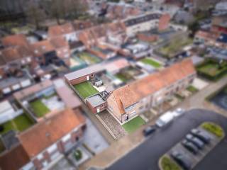 HALF-OPEN WONING MET 3 SLPKS, ZUIDGERICHTE TUIN EN 3 GARAGESOp een rustige ligging in een doodlopende straat vinden we deze half-open woning met 3...