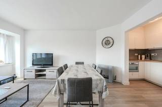 Zeer centraal gelegen appartement met 2 slaapkamers te koop te Middelkerke, René Mouchottestraat 8. Het appartement werd reeds gerenoveerd en is volledig instapklaar. U geniet van een open zicht op het Mouchotteplein, tevens bevindt u zich op wandelafstand van de Zeedijk, winkels, horeca en het casino!<br /><br />Indeling:<br />- ruime inkomhall<br />- geïnstalleerde keuken voorzien van o.a. frigo, oven, kookplaat en dampkap<br />- lichtrijke leefruimte <br />- 2 ruime slaapkamers ( 13m² & 13m²)<br />- terras achteraan<br />- badkamer met douche <br />- apart toilet<br />- kelderberging <br /><br />Troeven:<br />- volledig instapklaar<br />- uiterst centrale ligging, vlakbij het centrum en de Zeedijk<br />- dak en gevel reeds gerenoveerd<br />- vernieuwde lift<br />- privatieve kelderberging<br /><br />Bent u op zoek naar een instapklaar appartement met 2 slaapkamers te koop in centrum Middelkerke? Aarzel niet en leg vandaag nog uw bezoek vast!<br /><br /><br />Bestuursmaatregelen in het maatregelenregister: nee