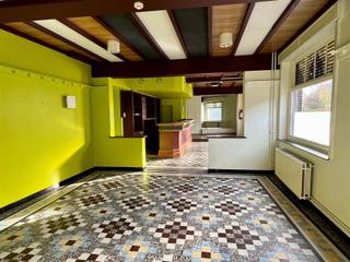 Bienvenue dans cet espace commercial plein de charme, une ancienne salle de café avec comptoir, comprenant un bureau attenant, une cuisine, une...