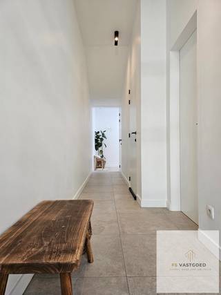 Modern en volledig vernieuwd duplex appartement, ideaal gelegen in het centrum van Aalter aan de Markt. Dit instapklare appartement bevindt zich op...