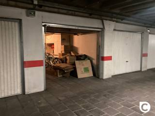 <p><span>Ruime ondergrondse garagebox met elektrische poort te Fruithoflaan!</span></p><p><span>Deze zéér ruime en droge garagebox heeft een elektrische poort met afstandsbediening en heeft volgende afmetingen: ca. 6,02m. diep x 3,35m. breed x 2,44m. hoog. De poort is 2.45m. breed en 1,92m. hoog.</span></p><p><span>De garagebox is voorzien van elektriciteit en licht. De box is centraal gelegen, vlakbij voorname invalswegen zoals de E19, E34 en de ring. Deze garages zijn gegeerd voor eigen gebruik, maar ook ter investering. </span></p><p><span>Dit ondergrondse garagecomplex telt 3 toegangen met badgesysteem, waarvan 2 via de Fruithoflaan, de derde situeert zich op de Roderveldlaan. </span></p><p><span> </span></p>