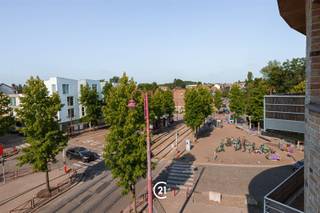 Century 21 ATG biedt u dit kwalitatieve en volledig verhuurde opbrengsteigendom aan, een unieke investeringsopportuniteit in een gegeerde residentiële buurt van Sint-Agatha-Berchem. Dit verzorgd hoekgebouw uit 2001 werd opgetrokken in een duurzame betonnen structuur en onderscheidt zich door zijn tijdloze architectuur, ruime volumes en kwalitatieve afwerking. Het gebouw omvat 12 residentiële appartementen, bestaande uit 9 appartementen met twee slaapkamers en 3 appartementen met één slaapkamer, goed voor een totale bewoonbare oppervlakte van ca. 1.253 m². Alle appartementen beschikken over PVC-ramen met dubbele beglazing en individuele tellers, wat een efficiënt en transparant beheer mogelijk maakt. De EPC-scores variëren tussen C+ en D-.Het gebouw biedt zijn bewoners een aangenaam wooncomfort dankzij meerdere zonnige terrassen, twee rustige binnenkoeren, 12 privatieve kelderbergingen en 10 ondergrondse parkeerplaatsen. Deze troeven verhogen niet alleen het gebruikscomfort, maar dragen ook bij aan de uitstekende verhuurbaarheid van het geheel. Op wandelafstand bevinden zich winkels, scholen, parken en diverse sport- en recreatiefaciliteiten. Dankzij de nabijheid van metrostation Simonis, verschillende bus- en tramlijnen en de vlotte aansluiting op de Brusselse Ring (R0) en de E40, geniet deze locatie van een uitstekende verbinding met het centrum van Brussel en de omliggende gemeenten. Deze centrale ligging maakt het gebouw bijzonder aantrekkelijk voor een brede huurdersdoelgroep. Het opbrengsteigendom is volledig verhuurd en genereert momenteel een maandelijkse huurinkomst van circa € 11.698, wat zorgt voor een onmiddellijk en stabiel rendement. Investeringspanden van deze omvang, kwaliteit en bezettingsgraad zijn bijzonder schaars op de markt.📞 Interesse in deze unieke investering? Neem contact op met ons voor meer informatie of een bezoek op maat.