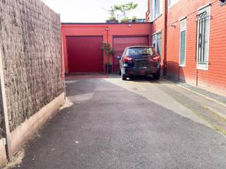 Ce garage fermé situé sur la Koerslaan à Bredene est l'investissement parfait pour ceux qui recherchent un espace de stockage supplémentaire ou un emplacement sécurisé pour une voiture et/ou une moto. Situé dans une rue calme à proximité de la plage, facilement accessible et près d'un quartier résidentiel. La double porte manuelle de ce garage fermé garde votre véhicule et/ou votre matériel en sécurité, à l'abri de la rue. Le garage est équipé d'eau, d'électricité et d'un système d'évacuation. Idéal pour les résidents d'appartements proches sans parking privé, les collectionneurs ou ceux qui souhaitent garder leur voiture en parfait état. Sa situation à Bredene offre un accès facile à la côte, juste en dehors de l'agitation de Bredene-bad, ainsi qu'aux routes principales. Investissez dès maintenant et découvrez ce garage rare à cet emplacement ! PRIX DE DÉPART : Toute offre écrite sera discutée avec le propriétaire, qui peut accepter ou refuser la proposition. Contactez Kris dès aujourd'hui pour une visite et assurez-vous une place de parking sécurisée à un emplacement de choix. Envoyez un e-mail à kris.bauwens@albert.immo pour plus d'informations.