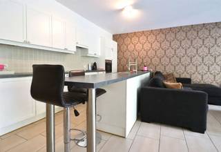 <p><span>Rustig gelegen gelijkvloers appartement met autostaanplaats.</span></p><p><span> </span></p><p><span>Het appartement omvat een ruime inkomhal met apart toilet en de wasberging, grote woonkamer met open keuken dat uitkijkt op gezellig terras. Er zijn twee slaapkamers en de badkamer met inloopdouche. </span></p><p><span> </span></p><p><span>Er is in de kelderverdieping een autostaanplaats, kelderberging en gratis fietsenstaanplaats. </span></p><p><span> </span></p>