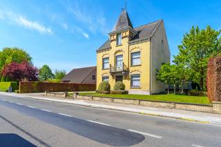 Nabij het bruisende centrum van Moorslede, vinden we langs de commercieel interessante invalsweg Roeselaarsestraat, dit knap eclectisch herenhuis terug. Dit werd destijds in 1919 opgetrokken op een perceel van 1593 m² en geniet van tal van mogelijkheden. Zo is het een ideale uitvalsbasis voor een ruim gezin, een vrij beroeper, zelfstandige, of een echte liefhebber van een dergelijk pand die overloopt van charme en karakter!Indeling van het huis:Kelder- berging- stookplaatsGelijkvloers:- inkomhal met toilet- bureau met zicht op de tuin- polyvalente ruimte- leefruimte met klein niveauverschil wat voor een leuke dynamiek zorgt- keuken in uitbouw met bijhorende berging/wasplaatsEerste verdieping- ruime traphal- 4 karaktervolle ruime slaapkamers- badkamerZolder- vaste trap- uitbreidingsmogelijkhedenTuin en bijgebouw- volwassen tuin met gazon en bomen die het een speelparadijs maken voor kinderen- polyvalent bijgebouw nu voorzien van rustieke gemetste bar met speel- en zitruimte, ideaal voor familiefeesten of bijeenkomsten- diverse parkeermogelijkheden met staanplaatsen voor/naast de woning en garage bij het bijgebouwTroeven van het huis:- bruikbare vloeroppervlakte 291m² (volgens EPC)- polyvalent bijgebouw en veel parkeermogelijkheden- karaktervolle authentieke elementenBen je op zoek naar een uniek pand in de ruime omgeving van Roeselare? Neem dan contact op voor meer informatie!Bestuursmaatregelen in het maatregelenregister: nee