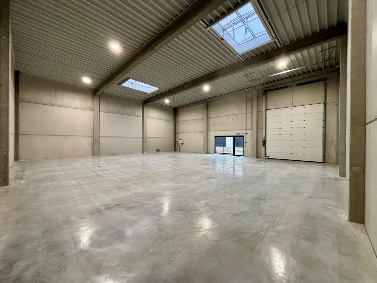 Unité PME (295 m²) à louer à Saint-Trond - photo 2