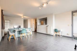 Huurprijs: 850 EUR per maand+ 60 EUR per maand gemeenschappelijke kosten+ 50 EUR per maand voor de garageboxKosten plaatsbeschrijving zijn 50/50 te...