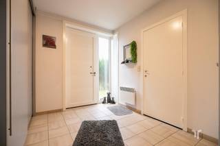 Rustig gelegen goed onderhouden, open bebouwing met vlotte bereikbaarheid.STARTPRIJS: Elk bod boven deze startprijs, wordt voorgelegd aan de eigenaars, die al dan niet kunnen in gaan op dit aanbod.Droom je van rustig wonen zonder in te boeten aan bereikbaarheid ? Dan is deze verzorgde open bebouwing precies wat je zoekt! Gelegen in een aangename buurt en toch op korte afstand van het centrum, winkels, scholen, openbaar vervoer en autosnelwegen.Via de ruime inkomhal met gastentoilet kom je in de lichtrijke leefruimte met zicht op de mooi onderhouden tuin waar je de ganse dag van het natuurlijk licht kan genieten. De volledig ingerichte keuken sluit hier naadloos op aan en biedt alle comfort voor het dagelijkse gezinsleven.De mooi tuin vormt een echte troef en is echt de plek om in alle rust te genieten van het buitenleven.Verder beschikt de woning over een ruime garage en een oprit met voldoende parkeergelegenheid.Op de verdieping bevinden drie volwaardige slaapkamers, een ruime badkamer en een praktische opbergzolder die extra opbergruimte biedt.Het EPC wordt momenteel beïnvloed door de elektrische verwarming, maar door het plaatsen van zonnepanelen kan deze energiescore aanzienlijk verbeteren waardoor je niet alleen energiezuiniger woont, maar ook investeert in de toekomst, regenwaterput 10 000 L.Een ideale gezinswoning met veel licht, ruimte en potentieel op een uitstekende locatie. Plan vandaag nog je bezoek en ontdek zelf alle troeven van deze woning!Voor meer informatie contacteer Regine: 0493 112 050 - regine@correctvastgoed.be👉 Online schattingstool: https://www.correctvastgoed.be/schatting