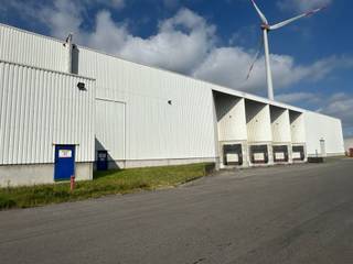 <p><span>Magazijnruimten van ca. 8.625 m² en 8.625m², met los- en laadkades, te huur, op een omheind concessieterrein van ca. 6,4 hectare. <br />Strategisch gelegen tussen de Wilmingtonstraat en Bellestraat, langs de Noorderlaan, en met snelle aansluiting naar de A12 en R2. <br />Er is ook een verhard terrein vanaf 1.000m² tot 5.000m² beschikbaar voor verhuur. <br />Het verhard terrein wordt niet afzonderlijk verhuurd maar steeds in combinatie met 1 of 2 magazijnruimten. <br /><span><span><br />Beschikbaar</span></span>: <br /></span>Magazijn (M4): 8.625m²<br />Magazijn (M5): 8.625m²<br />Kantoor (M5): 75m²<br />Verhard terrein: vanaf 1.000m² tot 5.000m²<br />Beschikbaar: onmiddellijk (na ondertekening huurcontract &amp; sub-concessie + na akkoord Port of AB)</p>
<p><span> </span></p>