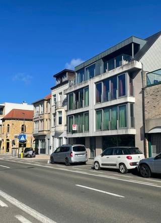 Spacieux appartement de deux chambres avec garage et grand sous-sol à louer dans le centre de La Panne. L'appartement se trouve à quelques pas des commerces et du marché principal !N'oubliez pas de faire également une visite virtuelle de l'appartement via la visite à 360° sur notre site web !DISPOSITION :> Premier étage :- Espace de vie lumineux- Cuisine ouverte, entièrement équipée avec cuisinière, hotte, réfrigérateur, micro-ondes, four, lave-vaisselle- WC séparés- Salle de bain avec douche et lavabo- Local de rangement avec raccordement pour machine à laver- 2 chambresIl y a une autre salle de stockage privée au sous-sol.En outre, l'appartement du rez-de-chaussée dispose également d'un garage privé.AVANTAGES :- Emplacement idéal, à proximité des commerces et du centre de La Panne- Efficacité énergétique (EPC A)- Espace de rangement spacieux au sous-sol- Garage inclus dans le prix de locationCoûts communs : + 55 €/moisDisponible depuis le : 01/07/2026 Intéressé ? Visitez notre site web www.dewaele.com, sélectionnez la propriété et cliquez sur le bouton rouge « Demandez votre visite ». Remplissez un court profil et nous vous contacterons pour un rendez-vous. Les rendez-vous ne peuvent pas être pris par téléphone.Prenez vite rendez-vous et découvrez ce fantastique appartement à La Panne !