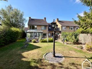 Ligging<br /><br />Deze verzorgde woning ligt in een rustige deelgemeente van Ieper. U woont hier in een aangename omgeving en geniet tegelijk van een vlotte verbinding met de A19.<br /><br />Bekijk zeker onze vastgoedvideo via deze link https://youtube.com/shorts/YlMp_gC3J0k om een beter zicht te krijgen op de woning.<br /><br />Algemeen<br /><br />Deze ruime en verzorgde woning biedt vier slaapkamers, een verwarmde veranda, garage, tuin en een praktische indeling. Een ideale gezinswoning met heel wat ruimte.<br /><br />Indeling<br />Gelijkvloers<br /><br />Ruime inkomhal met toilet (9,90 m²), leefruimte met houthaard (30,30 m²), open ingerichte keuken (9 m²), verwarmde veranda (13,60 m²), wasruimte/berging (10,55 m²) en garage met elektrische sectionale poort. De keuken beschikt over een vaatwas, gaskookplaat, oven, microgolf, frigo en dubbele inox spoelbak.<br /><br />Eerste verdieping<br /><br />De nachthal geeft toegang tot vier slaapkamers (15,40 m², 13 m², 10,60 m² en 8,80 m²). Eén slaapkamer beschikt over een dressing van 4,40 m². Verder vindt u een bureau/dressing (4,10 m²), apart toilet en badkamer (8,65 m²) met ligbad, douchecel en dubbel lavabomeubel.<br /><br />Zolder<br /><br />De geïsoleerde zolder van 32 m² is bereikbaar via een valtrap en biedt heel wat extra bergruimte.<br /><br />Tuin<br /><br />De woning beschikt over een ruime tuin met terras van 43 m². Het tuinhuis van 3 x 3 meter is voorzien van elektriciteit.<br /><br />EPC<br /><br />Mits een investering van 3.180€ voor het na-isoleren van de spouwmuur bekomt u een EPC C met een waarde van 244 kwh/m². Voegt u daar nog eens zonnepanelen aan toe, dan bekomt u een EPC B label!<br /><br />Troeven van deze woning<br />4 slaapkamers<br />Verwarmde veranda<br />Centrale verwarming op aardgas<br />Regenwaterput van 3.000 liter<br /><br />Heeft u interesse in deze woning? Neem contact op met Frédéric en plan uw bezoek ter plaatse.<br /><br />Wenst u uw eigen woning te verkopen? Vraag dan uw gratis schatting aan. Bij Partners in Vastgoed begeleiden we u persoonlijk en transparant bij de verkoop van uw eigendom.