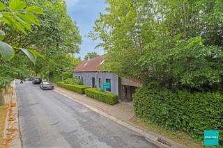 Spacieuse maison moderniste avec 3 (+1) chambres, jardin et carport dans un emplacement de CHOIX ! Cette maison lumineuse et pleine de caractère...