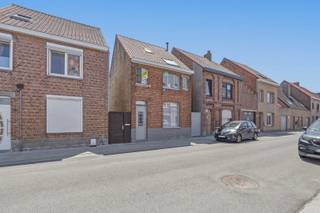 In Oudenburg bevindt zich deze halfopen bebouwing op een perceel van 365 m², oorspronkelijk gebouwd in 1934 en gerenoveerd in 2021. De woning biedt heel wat potentieel, met reeds vernieuwde leidingen, dak, muren, fundering en nog mogelijkheden tot verdere afwerking naar eigen smaak.<br /><br />Op het gelijkvloers kom je binnen via een inkomhal met tegelvloer en trap naar de verdieping. Aansluitend bevindt zich de leefruimte, eveneens afgewerkt met tegelvloer, die geniet van natuurlijk licht. Verder is er een veranda met toegang tot het terras, wat zorgt voor een aangename verbinding met de buitenruimte.<br />De woning beschikt daarnaast over een keukenruimte die momenteel niet geïnstalleerd is, waardoor de koper deze volledig naar eigen wensen kan inrichten. Ook de badkamer is nog niet geïnstalleerd, maar is reeds voorzien van een nieuwe ketel, een toilet en de nodige ruimte voor douche en lavabo. Extra praktisch is de berging.<br /><br />Op de eerste verdieping bevindt zich een ruime slaapkamer van circa 17 m², met de mogelijkheid om deze op te splitsen zodat een tweede slaapkamer kan worden gecreëerd. Verder is er nog een zolderruimte, toegankelijk via een vaste trap, met laminaatvloer.<br /><br />Deze woning is interessant voor wie op zoek is naar een betaalbare eigendom met verdere afwerkingskansen op een rustige ligging in Oudenburg.<br /><br />Interesse? Contacteer ons en ontdek de mogelijkheden!