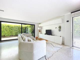Overijse – Ideaal gelegen villa in de rustige en residentiële Marnixwijk. Deze charmante woning is als volgt ingedeeld: Gelijkvloers: ruime inkomhal van ± 19 m² met vestiaire en toilet, garage van ± 35 m² met elektrische poort en wasruimte. Eerste verdieping: hal van ± 17 m² met een tweede toilet, aangename en lichtrijke woonkamer van ± 47 m² met pelletkachel, een eetruimte van ± 21 m² met toegang tot het terras en de open keuken van ± 10 m², een bureauruimte/ slaapkamer van ± 16 m² met zicht en toegang tot de tuin. Tweede verdieping: prachtige nachthal van ± 13 m², badkamer van ± 8 m² met lavabo, bad en douche, apart toilet en 4 slaapkamers van ± 10 m², ± 11 m², ± 15² en ± 19 m² waarvan één met oostgericht balkon en eigen douchekamer. Een unieke kans voor wie op zoek is naar ruimte, licht en een uitstekende ligging. Bijkomende informatie huurcontract van maximaal één jaar (beschikbaar van 1 september 2026 tot 31 augustus 2027 – data licht flexibel) – Gemeubelde verhuur - maandelijkse provisie : €106 elektriciteit / €200 verwarming / €112 water / €80 tv/internet – EPC B – 199 kWh/m²/jaar, 28 zonnepanelen, laadpaal, conforme elektrische installatie en waterverzachter. Meer informatie of een bezoek? Contacteer WE INVEST OVERIJSE op 02/455.20.35 of via e-mail overijse@weinvest.be! Niet-contractuele advertentie, onder voorbehoud van wijzigingen. Oppervlaktes ter indicatie.
