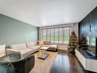 Karaktervolle, alleenstaande woning met drie slaapkamers, volledig gerenoveerd in 2019 en meteen instapklaar. Via de stijlvolle pivoterende...