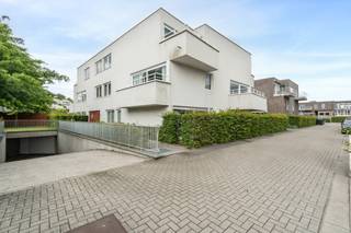 <p>Te koop: veilige ondergrondse autostaanplaats aan Heerweg-Zuid 114 in Gent</p>
<p>Op zoek naar een veilige parkeerplaats voor je wagen, oldtimer of motorfiets? Deze ondergrondse autostaanplaats combineert optimale veiligheid met een vlotte bereikbaarheid.</p>
<p> </p>
<p>De staanplaats bevindt zich in een afgesloten ondergrondse parkeergarage en geniet van een dubbele toegangsbeveiliging via een elektrische toegangspoort aan de ingang van het terrein én een tweede elektrische poort naar de parking. Hierdoor staat je voertuig veilig en beschermd opgesteld.</p>
<p>Dankzij de beschutte ondergrondse ligging is deze staanplaats ook ideaal voor een oldtimer of waardevolle wagen, beschermd tegen regen, hagel, vorst en andere weersinvloeden. Een zorgeloze parkeeroplossing én een interessante investering op een gegeerde locatie in Gent.</p>
<p> </p>
<p>Neem vandaag nog contact op met je ERA-makelaar voor een bezoek. JOUW DROOMGARAGE. ZO GEVONDEN!</p>
