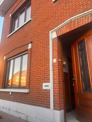 Charmant en lichtrijk huis met garage en tuin te koop! <br /><br />Gelegen aan de stadsrand woon je hier in een aangename buurt die goed verbonden is met de stad. Winkels, openbaar vervoer en het centrum liggen dichtbij. En daar achter een gezellige gevel met voortuin, wacht een huis dat ruim en sfeervol aanvoelt. Kom binnen!<br /><br />Je komt binnen in een inkomhal die je uitnodigt naar de leefruimte. Hier vloeien de woonkamer, eetplaats en keuken harmonieus in elkaar over, waardoor een aangenaam gevoel van ruimte en licht ontstaat. Meteen merk je dat deze woning verrassend ruim aanvoelt. De keuken geeft rechtstreeks uit op het terras en leidt naar de gezellige tuin. Een heerlijke plek om de dag te starten met een kop koffie of om op warme zomeravonden gezellig buiten te tafelen. De badkamer bevindt zich achter de keuken, apart toilet en verder nog veel extra bergruimte..... <br />Op de eerste verdieping bevinden zich drie comfortabele slaapkamers, ideaal voor een gezin! Als extra troef beschikt de woning over een ruime zolderverdieping waar je nog een kamer(s) kan bijmaken. Alsof dat nog niet genoeg is, is er ook nog een ruime droge kelder aanwezig. Handig voor alles wat je graag dichtbij houdt maar niet dagelijks nodig hebt.<br /><br />Met zeker 4 kamers biedt deze woning plaats en mogelijkheden genoeg! UIteraard dient men renovatiewerken uit te voeren maar dit alles biedt een stabiele basis.<br />Lichtrijk, charmant en gezellig! Daar staat dit huis voor!<br /><br />Woning met karakter en tal van renovatiekansen (EPC E).<br /><br />Verliefd? Maak afspraak via info@immovdb.be