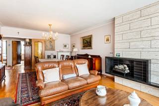 Bent u op zoek naar een te renoveren appartement met 2 slaapkamers op een uitstekende locatie? Kom dit appartement aan Ruggeveldlaan dan zeker een bezoekje brengen!<br />Het appartement is gelegen in een groene en residentiële buurt nabij het Rivierenhof. Winkels, scholen, openbaar vervoer en belangrijke invalswegen bevinden zich op korte afstand, waardoor u geniet van een uitstekende verbinding naar Antwerpen centrum en omliggende gemeenten.<br /><br />Op de derde verdieping van een verzorgd gebouw vinden we dit lichtrijke appartement.<br />Dankzij de grote raampartijen geniet de leefruimte van veel natuurlijke lichtinval en een open gevoel.<br />De inkomhal beschikt over een praktische ingemaakte vestiairekast en geeft toegang tot de verschillende ruimtes. De ruime leefruimte vormt het hart van het appartement en sluit aan op de aparte keuken. Deze is uitgerust met een tegelvloer, dubbele spoelbak met verlek, keramische kookplaat, kasten boven en onder en een aansluiting voor een wasmachine. De badkamer is voorzien van een lavabo, bad met douchefunctie, boiler en toilet.<br />Verder beschikt het appartement over 2 volwaardige slaapkamers (16 en 11 m²), waarvan één met rechtstreekse toegang tot het terras. Achteraan bevindt zich bovendien een handige berging.<br /><br /><span>Pluspunten:<br />+ Ideale locatie<br />+ Dak reeds gerenoveerd<br />+ Praktische indeling<br />+ Veel lichtinval </span><br /><br />Heeft u interesse in dit appartement en wenst u een bezoek ter plaatse in te plannen? Aarzel niet ons te contacteren. Wij zijn bereikbaar via het nummer 03 337 50 70 of info@vbvastgoed.be.
