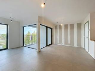 Project Kolenkaai staat voor wonen in alle comfort en stijl met zicht op het water. De kwalitatieve en hedendaagse afwerking met oog voor detail zie je én voel je elke dag. Voor Kolenkaai werd een Energy Service Company (ESCO) opgericht. Daarmee passen we innovatieve en duurzame hernieuwbare-energietechnieken toe. Zo worden de gebouwen verwarmd en passief gekoeld met warmtepompen die hun energie onder andere uit een BEO-veld halen.<br /><br />Het appartement bevindt zich op de tweede verdieping en geniet van een aangename lichtinval. De leefruimte met open keuken die is uitgerust met een keramische kookplaat, combi-oven, koelkast met diepvriesvak en vaatwasser. Vanuit de leefruimte heeft u toegang tot het terras, waar u in alle rust kunt genieten van het buitenzijn met zicht op het water.<br /><br />Verder beschikt het appartement over 1 slaapkamer, een berging met aansluiting voor een wasmachine, een badkamer met douche en een afzonderlijk gastentoilet.<br /><br />Indeling: <br />- Lichtrijke woonkamer en eetkamer<br />- Open keuken met berging<br />- 1 slaapkamer<br />- Badkamer met inloopdouche<br />- Toilet<br />- Terras<br />- Autostaanplaats<br /><br />Algemeen:<br />- Huurprijs: € 975,00/maand<br />- Provisie gemeenschappelijke delen: € 75,00/maand<br />- Provisie eigen verbruik (verwarming/koeling/water): €100,00/maand<br />- Beschikbaarheid: 01/11/2026<br />- Uiterst energiezuinig: voorzien van vloerverwarming én passieve koeling (geothermie)<br />- Volledig geschilderd bij intrede<br />- Noord-West georiënteerd - middag en avondzon <br /><br /><br />De snelste manier om een bezoek te brengen aan dit pand? Vraag je bezoek aan via de roze knop op onze website (www.dewaele.com) en je wordt gecontacteerd door onze verhuurexpert.<br /><br />Telefonisch kunnen er geen afspraken gemaakt worden. Bij andere vragen kun je ons telefonisch contacteren via 050 444 999.<br /><br />Deze AI-visualisaties zijn bedoeld als inspiratie. Er werd geen rekening gehouden met technische specificaties, stedenbouwkundige voorschriften of de concrete mogelijkheden tot realisatie.