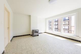 Gerenoveerd appartement op de tweede verdieping van een kleine residentie zonder lift. Ruime woonkamer, volledig ingerichte keuken, twee...