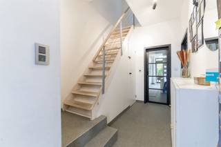 <p>Looking for a cozy, move-in-ready home on a quiet street, yet close to all amenities? Then this home is definitely worth a visit!</p><p>The home features three bedrooms, a sturdy concrete structure, an EPC rating of C, and a code-compliant electrical system. The ground floor has low-maintenance stone carpet flooring. There’s also a dry basement, ideal for extra storage.</p><p>Outside, you can enjoy both a small front yard and a cozy city garden, where you can relax and unwind.</p><p>The location is also a major plus! The home is located near Grens Zuid and Kielpark, with easy access to the main thoroughfares. At the end of the street is a playground, perfect for families with children. In addition, Shopping Den Tir, schools, and other everyday amenities are within walking distance.</p><p>An ideal home for anyone looking for a comfortable and peaceful place to live, with shops, schools, green spaces, and public transportation right at your fingertips!</p>