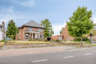 Nabij centrum Bornem en N16 hebben we deze ruime woning op circa 1.008 m² te koop.Inkomhal, ruime living, aparte keuken, berging-wasplaats, apart...