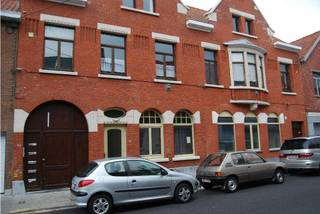 HOF VAN 'T HENNEKEN 23 BUS 18800 ROESELAREGelegen op de eerste verdieping aan de achterzijde van het gebouw, wat zorgt voor een rustige ligging. Het...