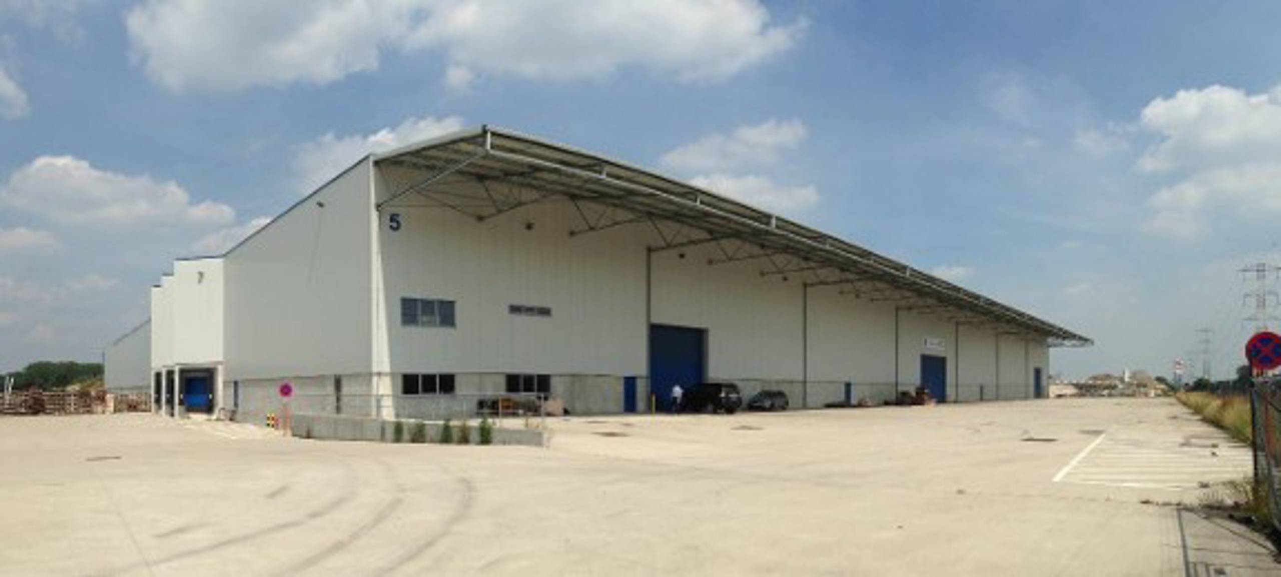 - magazijn 7.700m²- 6 loskades- luifel en terrein - langs de E313
