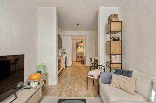<p><span><strong>Charmant gelijkvloers appartement nabij Dageraadplaats</strong><br /><br /></span><span></span><span>Dit verzorgd gelijkvloers appartement is gelegen in een kleinschalig gebouw met slechts vier appartementen en werd in 2016 volledig gerenoveerd. De open keuken vormt het centrale hart van de leefruimte, met aan de ene zijde de gezellige zithoek en aan de andere zijde de eetruimte met zicht op het koertje. De plafondhoogte van ca. 3 meter in de leefruimte versterkt het ruimtelijke gevoel, terwijl de vloertegels in houtstructuur zorgen voor een warme en stijlvolle uitstraling. Verder beschikt het appartement over één volwaardige slaapkamer met ensuite badkamer, voorzien van een douche. De praktische berging met aansluitingen voor wasmachine en droogkast zorgt voor de nodige extra opbergruimte. Dankzij de doordachte indeling, verzorgde afwerking en het gelijkvloerse karakter vormt dit appartement een aantrekkelijke opportuniteit voor zowel eigen bewoning als investering.<br /><br />Het appartement ligt op een steenworp van de Dageraadplaats en Zurenborg. In de onmiddellijke omgeving vindt u een ruim aanbod aan gezellige restaurants, koffiebars, winkels en andere voorzieningen. Ook het openbaar vervoer en de belangrijkste invalswegen zijn vlot bereikbaar.<br /><br /></span><span><strong>Bijzonderheden:</strong><br />- Asbestveilig<br />- Veiligheidsdeur<br />- Mobiscore 9,6/10<br />- Elektriciteitsattest conform<br /></span><span></span></p>