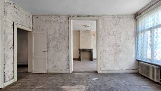 Ruim te renoveren appartement op de tweede verdieping van een charmant gebouw met authentieke lift, gelegen nabij het Centraal Station en de Zoo...