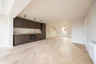 <p><span>Zoekt u een stijlvol appartement waar alles, maar dan ook alles vernieuwd is? <br />Well, this is your lucky day. Op wandelafstand van ons geliefkoosde Marnixplaats in het hart van’t Zuid : De Geuzenstraat 21. Koffies van café Canelé een snelle lunch in de Funk of borrelen op de Marnix, alles doe je hier te voet. Citylife Go!  </span></p><p><span> </span></p><p><span>- Gunstig EPC’s = Future proof </span></p><p><span>- Toplocatie City South </span></p><p><span>- Van A tot Z gerenoveerd </span></p><p><span>- 2 kamers + Bureau</span></p><p><span>- leuk terras </span></p><p><span> </span></p><p><span>De Geuzenstraat 21 is gestript van A tot Z, gerenoveerd. Dat wil zeggen, nieuwe leidingen, nieuwe elektra, nieuw dak, vloeren, badkamer keuken, alles is nieuw. U bent de eerste bewoner van dit stijlvol gerenoveerd appartement. </span></p><p><span>Je komt binnen op de vierde verdieping bovenaan het gebouw. De leefruimte is an sich al een appartement groot. Met een open keuken op visgraatparket en een terras dat de aandacht trekt. Vooraan is er een half geïntegreerde kamer. Zo kan je bureau aan de leefruimte hebben maar toch apart zitten. Te midden het appartement is er toilet. Rechts een trap richting 'den boven' daar vind je plaats voor wasmachine droogkast op de overloop. Een badkamer met inloopdouche, wastafel en toilet. Verder maken nog 2 kamers dit verdieping af. Dit appartement is stijlvol en doordacht afgewerkt, alsof je het net in Sabato hebt ondekt. <br /><br /></span></p><p><span>Benieuwd naar deze parel? Maak snel een afspraak via stad@sinjoor.be of bel 03 283 05 00.</span></p><p><span> </span></p>