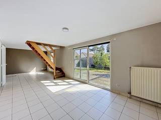 Gezellige vakantiewoning in kleine verkaveling met slechts 4 woningen. Indeling: inkom, zonnige woonkamer, ingerichte keuken, 3 slaapkamers waarvan 1 slaapkamer en badkamer op het gelijkvloers, 2 toiletten, berging, onderhoudsvriendelijke tuin met groot zonneterras. Extra troeven: CV aardgas, elektrische installatie is conform. Geen syndic of gemeenschappelijke kosten. <em>Enkele foto's in deze publicatie werden digitaal opgeruimd en kunnen afwijken van de werkelijkheid.</em>