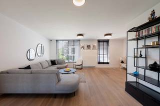 Deze fantastisch gelegen, instapklare woning heeft bijzonder veel te bieden.<br /><br />Deze instapklare woning werd gebouwd in 2012 en is dankzij een gunstig <b>EPC B (137 kWh/m²)</b> volledig up-to-date qua technieken en energiezuinigheid. De hoogwaardige, tijdloze afwerking springt meteen in het oog, met elementen zoals een eiken parketvloer, duurzame aluminium ramen en praktische inbouwkasten in verschillende kamers. Daarnaast beschikt de woning over een comfortabele <b>inpandige garage</b>.<br /><br />De ligging is een absolute troef: nabij het stadscentrum en omgeven door groen zoals de Bourgoyen, Blaarmeersen en Watersportbaan. Dankzij de centrale positie tussen de kleine ring en de R4 geniet u bovendien van een uitstekende bereikbaarheid met de wagen, fiets én openbaar vervoer. Winkels en voorzieningen bevinden zich op wandelafstand.<br /><br />Indeling: <br />Gelijkvloers: inkomhal met gastentoilet, garage, berging, technische ruimte, een slaapkamer met badkamer. <br />1e verdieping: Eetkamer met open keuken, terras en lichtrijke ruime leefruimte.<br />2e verdieping: Nachthal met toilet, 3 volwaardige slaapkamers en één badkamer.<br /><br />Ook buiten is het aangenaam vertoeven met onder meer een tuin van 58 m² en een terras van 22 m².<br /><br />Dit pand heeft een inpandige garage.