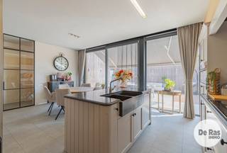 EERSTE KIJKMOMENT - ZAT 8/8/26 - 10U (op afspraak - 053/60.65.60)<br /><br />HAALTERT - Deze schitterend, gerenoveerde, HOB vinden we terug op een goede locatie in Haaltert. Zeer dichtbij scholen, winkels, openbaar vervoer en toegangswegen richting Aalst en G'bergen.<br /><br />De woning beschikt over een bewoonbare opp van 224m² en een schitterend zonnig terras van 48m²!<br />Gerenoveerd tot in de puntjes, met waardevolle materialen en uitgevoerd door vakmannen.<br />Nieuwe, landelijke keuken met alle toestellen, overal nieuwe vloeren en laminaat ( boven en beneden), vloerverwarming op aardgas, nieuwe deuren (Steellook),vernieuwde leidingen, nieuwe boilers, 2 vernieuwde badkamers met ligbad en douche, overal inbouwkasten, nieuwe achterbouw met open zicht op het terras (zonneluifel), nieuwe ramen en dak, elektrische toegangspoort tot de oprit, en garagepoort. En last but not least, de zolderverdieping is omgetoverd tot een masterbedroom met ensuit badkamer. Een pareltje dus!!<br />De indeling van het huis is als volgt, inkomhal met toegang tot de grote leefruimte, open keuken in de achterbouw met veel lichtinval, grote berging naast de keuken, aan de andere kant toegang tot de garage en toilet. Op de verdieping vinden we 2 grote slaapkamers, badkamer en berging. Via een vaste trap ga je dan naar de zolderverdieping met 3de slaapkamer en 2de badkamer.<br />Parkeergelegenheid voor 2 wagens op de oprit en 2 in de garage.<br />De elektriciteit is conform en geen asbest.<br />Dit huis is echt de moeite waard om te bezoeken. Compleet instapklaar en uitermate geschikt voor gezinnen met kinderen, jonge mensen die van luxe houden.<br /><br />Aarzel dus niet en plan je afspraak in via 053/60.65.60!! De vermelde prijs is een richtprijs. Na ontvangst van de biedingen beslist de verkoper vrij om al dan niet over te gaan tot verkoop en aan welk bod. De richtprijs is niet bindend.