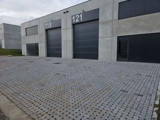 <p>Op zoek naar een vlot bereikbare bedrijfsruimte met groeipotentieel? Dit <strong>KMO pand van 337,60 m²</strong> bevindt zich in <strong>Business Park Aero</strong>, een recent en actief bedrijvenpark vlak bij de luchthaven van Charleroi.</p><p>De omgeving is volledig ingericht en meerdere ondernemingen zijn hier al operationeel. Dat zorgt voor een professionele setting waar ondernemen vanzelfsprekend wordt. De unit is modulair opgebouwd en kan eenvoudig aangepast worden aan de noden van je activiteit.</p><h3>Wat mag je verwachten?</h3><ul><li><p>337,60 m² functionele bedrijfsruimte</p></li><li><p>privatieve parkeerplaatsen</p></li><li><p>aparte inkom</p></li><li><p>mogelijkheid tot mezzanine</p></li><li><p>flexibele indeling met multifunctioneel gebruik</p></li></ul><p>Deze KMO unit is geschikt voor uiteenlopende activiteiten zoals opslag, werkplaats, atelier, magazijn of kantoorruimte. Indien gewenst kunnen units gecombineerd worden.</p><h3>Centrale ligging</h3><ul><li><p>snelle verbinding met E420 en N568</p></li><li><p>vlak bij de luchthaven van Charleroi</p></li><li><p>15 minuten van centrum Charleroi</p></li><li><p>vlotte bereikbaarheid richting Nijvel en La Louvière</p></li></ul><p>In de nabije omgeving vind je supermarkten, horecazaken, banken en tankstations.</p><p><strong>Adres:</strong> Rue de Bordeaux, 6040 Charleroi</p><p>Meer weten of een bezoek plannen?<br />Bel <strong>+32 472 89 60 18</strong>.</p>