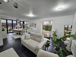 Ruime, vrijstaande woning met 3 slaapkamers, 2 badkamers, garage en mooie, ingerichte tuin. De woning werd in 2019 praktisch volledig gerenoveerd en beschikt over alle moderne comfort. Een extra troef is de achterbouw waar er zich nog o.a. verschillende bureauruimten bevinden. Goede verbindingen met privaat en openbaar vervoer door zijn ligging nabij het treinstation van Haacht en de N21. EPC-score: 167 (label B - geen renovatieplicht). Oppervlakte: 1.194m². Oriëntatie terras: oosten. Vg, Wg, Gmo, Gvkr, Gvv. P-score: A / G-score: A. Zoek je een ruime woning die instapklaar is en ook ruimte biedt voor jouw vrij beroep, dan is deze woning zeker een bezoekje waard!<br /><br />INDELING :<br />Gelijkvloers :<br />Inkomhal (trap naar verdieping, bergkast onder trap), toilet (hangwc en lavabo), living (harmonicadeur naar achtertuin), keuken (vaatwasmachine, inductiekookplaat, dampkap, oven, ijskast, synthetische spoelbak in onderbouw), wasplaats (aansluiting wasmachine), berging (buitendeur, zekeringenkast), garage (zonneboiler, twee condensatie gaswandketels, installatie elektriciteit, gasmeters, watermeter met tussenmeter), bureauruimte (via afzonderlijke inkomdeur, trap naar verdieping, schuifraam naar achtertuin, aanbouwkasten, zekeringenkast, pelletkachel), kitchenette, toilet.<br /><br />Verdieping : <br />Nachthal, slaapkamer 1, badkamer 1 (ligbad, 2 lavabo's op meubel, inloopdouche), toilet, slaapkamer 2, badkamer 2 (ligbad, 2 lavabo's op meubel, inloopdouche), dressing, slaapkamer 3, bureauruimte, natte cel (douchecabine, aansluiting lavabo).<br /><br />Afzonderlijk :<br />Overdekt terras, houten stockageruimte, gesloten stockageruimte voor pellets, tuinberging (voorzieningen voor sauna).<br /><br />AFWERKING :<br />- Vloer : keramische tegels en houten plankenvloer.<br />- Muren : geschilderd pleisterwerk, geschilderd gipsplaten, behangen en betegeld.<br />- Plafond : geschilderd pleisterwerk en geschilderde gipsplaten.<br /><br />AFMETINGEN :<br />Zie indelingsplannen bij downloads rechts.<br /><br />DIVERSEN :<br />Centrale verwarming op gas met radiatoren - twee condensatie gaswandketels voor woning en bureauruimtes. Decentrale bijverwarming in de bureauruimte op pellets. Draai- en kiepramen in pvc en aluminium met dubbele beglazing. Zonneboiler. 20 PV-panelen verder aan te sluiten en te voorzien van omvormer. Tuin volledig omheind en voorzien van brede tuinpoort.<br /><br />STEDENBOUWKUNDIG :<br />Stedenbouwkundige vergunning : ja<br />Stedenbouwkundige bestemming : woongebied<br />Geen rechterlijke herstelmaatregel of bestuurlijke maatregel opgelegd.<br />Voorkooprecht : nee<br />Verkavelingsvergunning : nee<br />P-score: B / G-score: A<br />De woning is verhuurd.