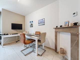 Dit investeringsappartement is gelegen in een kleinschalige residentie in het centrum van Nieuwpoort, op wandelafstand van het strand, de winkels en het openbaar vervoer. Dankzij deze centrale ligging geniet het pand van een uitstekende verhuurbaarheid.<br />Het instapklare appartement omvat een ruime en lichtrijke woonkamer met een volledig ingerichte open keuken, één ruime slaapkamer en een badkamer met douche, enkele lavabo en toilet. Daarnaast beschikt het appartement over een private kelderberging in genot.<br />Het appartement wordt verkocht met een lopende huurovereenkomst, wat het een bijzonder interessante opportuniteit maakt voor investeerders die op zoek zijn naar een zorgeloze opbrengsteigendom.