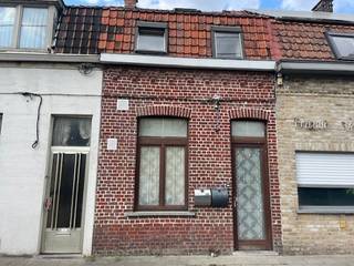Opbrengsteigendom bestaande uit 2 woongelegenheden. Beiden op vandaag correct verhuurd voor respectievelijk 525 € en 600 €. Vooraan is...
