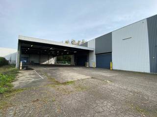 KMO-units te koop op een gerenoveerde site in Hasselt. Elke unit beschikt over een sectionaal poort en heeft een vrije hoogte van ca. 7m. Zeer goede ligging, vlakbij het centrum en de Ring van Hasselt.<br /><br /><span>Magazijnen Units 27-32 : 17.711 m²<br /></span><br />Kenmerken magazijnen:<br /><br />- staalstructuur<br />- vrije hoogte 7m<br />- dak EPDM ( vernieuwd 2023)<br />- gevel vlakbeton en sandwichpanelen<br />- binnenwanden : vlakbeton en ytongstenen<br />- lichtstraat over gans magazijn (verneiuwd 2023)<br />- LED-lampen<br />- polybetonvloer<br />- electriciteit, standaard, aparte meters<br />- watertoevoer (regenwater) met aparte meter<br />- 1 sectionaal poort<br /><br /><span>Allerhande auto-activiteiten zijn niet toegestaan op de site.</span>