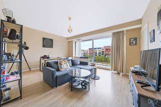 <p>Schaarbeek (Wijk Terdelt): Gelegen op enkele stappen van de parken Albert en Josaphat en dicht bij alle voorzieningen, biedt deze lichte studio van 49 m² (volgens EPC) een panoramisch en vrij uitzicht. In goede algemene staat beschikt hij over een inkomhal van ± 3 m² met bergkast en afzonderlijk toilet, een ruime en lichte woonkamer van ± 27 m² met toegang tot een vooraan gelegen terras van ± 7 m², georiënteerd naar het Westen, een keuken van ± 4 m² en een badkamer van ± 5 m². Een kelder vervolledigt de studio. Momenteel verhuurd.</p>
<p>Troeven:</p>
<p>- Ligging op enkele stappen van de parken, het sportcentrum en de voorzieningen</p>
<p>- Vrij en onbelemmerd uitzicht</p>
<p>- Aangenaam en goed georiënteerd terras aan de voorzijde</p>
<p>- EPC conform de normen van 2033</p>
<p>EPC: D+ (156 kWh/(m²·jaar); 7.568 kWh/jaar; 31 kg CO²/(m²·jaar))</p>
<p>Bezoeken: WE Invest – 02 315 51 71 / https://weinvest.be Niet‑contractuele advertentie – afmetingen louter ter indicatie.</p>
<div></div>