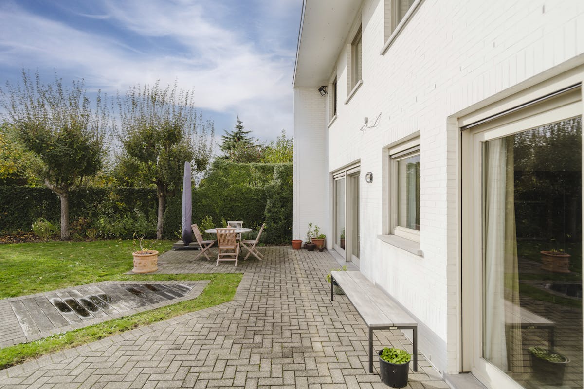 Spacieuse villa rénovée de 1327 m² avec jardin orienté sud dans un quartier résidentiel calme - photo 3