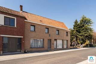Deze ruime en veelzijdige woning in Kachtem biedt tal van mogelijkheden voor wie wonen en werken wil combineren of gewoon op zoek is naar extra ruimte.<br />De woning beschikt over maar liefst <strong>vijf volwaardige slaapkamers</strong>, waardoor ze ideaal is voor grote gezinnen of voor wie extra kamers wenst in te richten als bureau, hobbyruimte of dressing. Daarnaast is er een<strong> handelsruimte/ dubbele leefruimte</strong> aanwezig, wat deze eigendom bijzonder interessant maakt voor zelfstandigen of ondernemers. Er zijn 2 deuren die toegang geven tot de woning, dus u kan uw prive en zaak perfect van elkaar afscheiden.<br />Met twee badkamers geniet u van extra comfort en gebruiksgemak. De zonnige binnenkoer vormt een aangename buitenruimte waar u in alle rust kan ontspannen en genieten van het mooie weer.<br />Dankzij het<strong> EPC-label C</strong> is er geen renovatieverplichting, wat meteen een grote troef is. Bovendien is de woning gelegen op een goede locatie in Kachtem, met een vlotte bereikbaarheid en nabijheid van voorzieningen. Er is ook een mogelijkheid om opnieuw een garage te maken, deze is te bereiken via de zijstraat, momenteel is deze dichtgemaakt.<br />Kortom, een ruime woning met tal van mogelijkheden, ideaal voor wie ruimte, flexibiliteit en een goede ligging weet te appreciëren.<br /><br /><strong>Troeven:</strong>
<ul>
	<li>Epc label van C</li>
	<li>5 Slaapkamers en 2 badkamers</li>
	<li>Opsplitsing prive en zaak mogelijk</li>
	<li>Goede locatie</li>
</ul>
<br />De opgegeven prijs is een vanafprijs. Elk voorstel wordt voorgelegd en besproken met de eigenaar.<br /><br />Wacht niet te lang om deze unieke kans te grijpen. Kom het zelf ontdekken en ervaar de verschillende mogelijkheden die deze woning te bieden heeft. Wij staan klaar om u te verwelkomen in uw toekomstige droomhuis! Bel ons vrijblijvend op voor een bezoek en info. Wij begeleiden u graag met de glimlach op zoek naar uw droomwoning . T. 051 62 40 40.