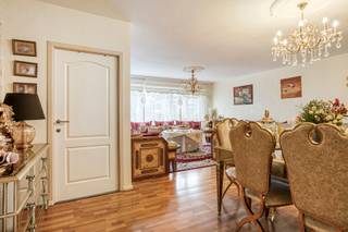 Ontdek dit prachtige instapklare appartement op de tweede verdieping van een kleinschalige en goed onderhouden mede-eigendom in de Dilbeekstraat 84 te Molenbeek. Een ideale opportuniteit voor wie comfortabel en zorgeloos wil wonen of op zoek is naar een sterke investering.

U komt binnen in een ruime, lichtrijke leefruimte die meteen een gevoel van openheid en gezelligheid creëert. De volledig geïntegreerde keuken sluit hier perfect op aan en vormt het hart van het appartement, ideaal voor gezellige avonden met familie en vrienden.

Aan de rustige achterzijde bevinden zich twee bijzonder riante slaapkamers, aangevuld met een derde kamer die perfect kan dienen als kinderkamer, bureau of dressing. De badkamer werd recent vernieuwd.

Het balkon aan de achterzijde biedt een aangename buitenruimte met open zicht.

Een absolute troef is de inbegrepen staanplaats achter het gebouw, een zeldzame luxe in de stad. Bovendien bestaat de mogelijkheid om een gesloten garagebox aan te kopen voor €25.000, wat extra comfort, veiligheid en meerwaarde garandeert.

Dit appartement combineert ruimte, licht, een uitstekende indeling en een strategische ligging in een kleine mede-eigendom. Een unieke kans voor wie zonder zorgen wil verhuizen naar een stijlvolle en praktische woonst met alle comfort binnen handbereik.
meer info of een bezoek: Michael@immoaccenta.be