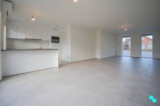 Fijn afgewerkte nieuwbouwwoning (lot 2) met zuid georiënteerde tuin en carport, gelegen op een perceel van 169 m² in een...