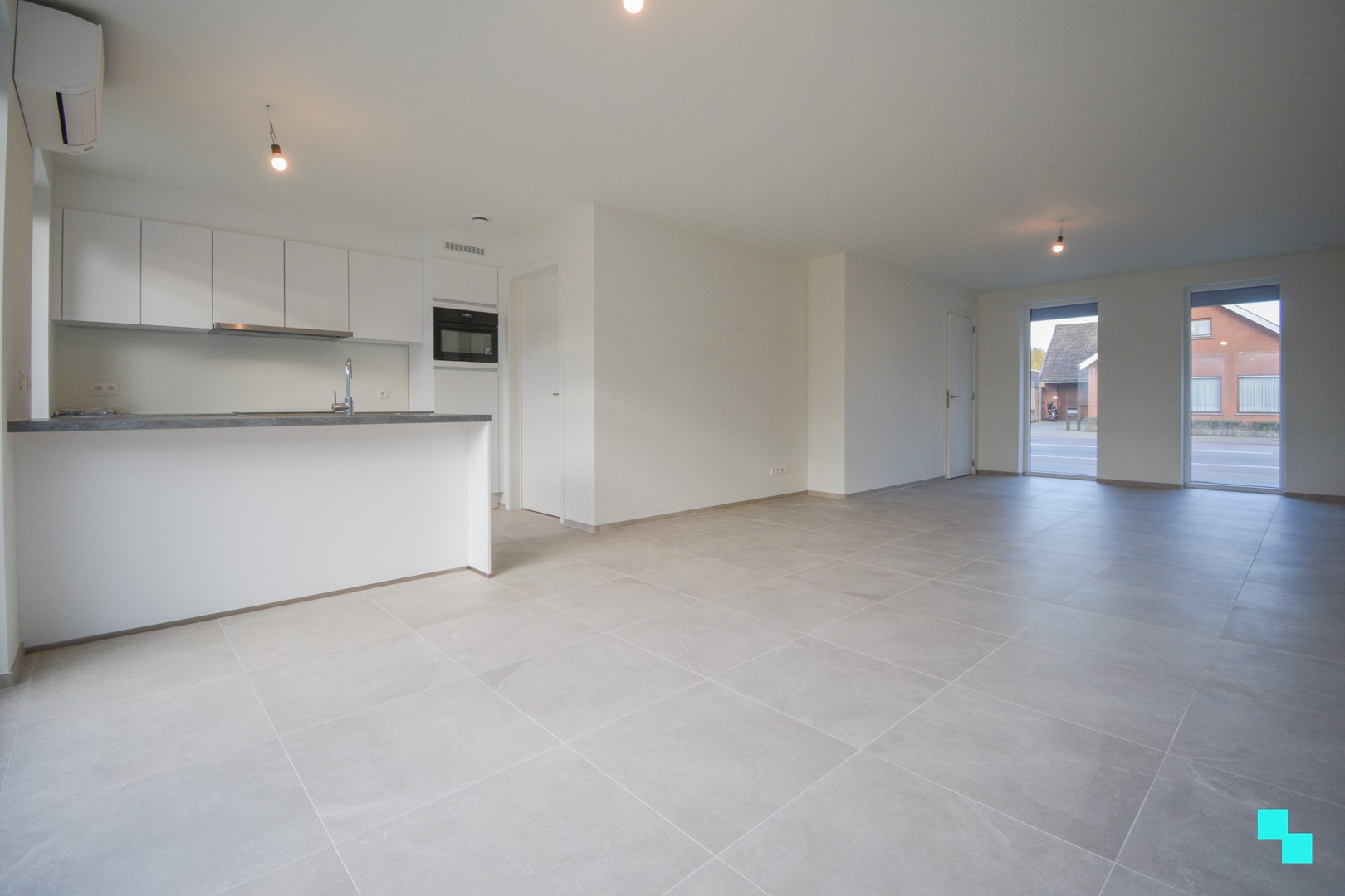 Volleidg afgewerkte nieuwbouwwoning met carport te Sleihage - foto 3