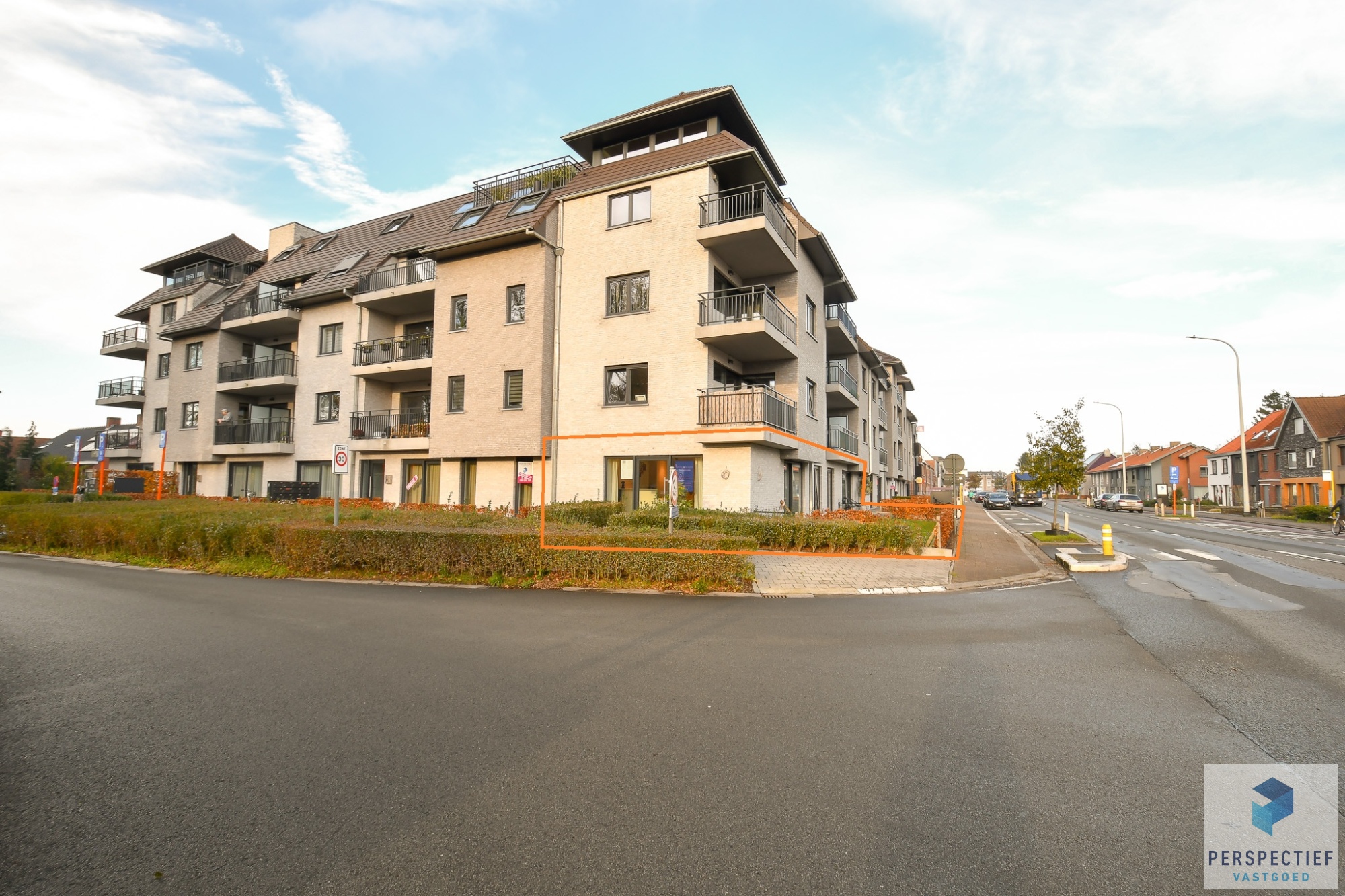 Strategisch gelegen handelsgelijkvloers op een zichtlocatie - foto 3