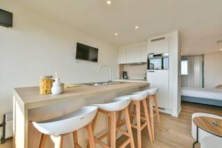 Ontdek dit verzorgde en volledig bemeubelde éénslaapkamerappartement met terras, rustig gelegen in de Torenhofstraat in Vosseslag (De Haan). Met een bewoonbare oppervlakte van 32 m² is dit appartement de ideale uitvalsbasis aan de Belgische kust, perfect als tweede verblijf of investering.<br /><br />Bij het betreden van het appartement kom je terecht in de slaapkamer, die voldoende plaats biedt voor een tweepersoonsbed en afgewerkt is met een onderhoudsvriendelijke laminaatvloer en inbouwspots. Vanuit de slaapkamer bereik je de gezellige leefruimte met open keuken.Via de achterdeur heb je rechtstreeks toegang tot het terras met onderhoudsvriendelijk kunstgras, waar je in alle rust kunt genieten van het buitenleven.<br /><br />De open keuken van Eggo is praktisch ingericht en uitgerust met alle nodige toestellen<br />De badkamer is compact en efficiënt ingericht met een instapdouche, hangtoilet, lavabomeubel en een elektrische handdoekradiator. <br /><br />Het appartement wordt volledig bemeubeld verkocht en is daardoor onmiddellijk gebruiksklaar. Bovendien is een staanplaats inbegrepen, een extra troef die het comfort aan de kust alleen maar vergroot.<br /><br />Gelegen in het rustige Vosseslag, op korte afstand van strand, duinen en tal van wandel- en fietsroutes, geniet je hier van een aangename omgeving waar rust en ontspanning centraal staan.<br /><br />Er werden bijkomende isolatiewerken uitgevoerd en alle ramen werden vernieuwd, wat de energiezuinigheid van de woning aanzienlijk ten goede komt.<br /> <br />Interesse? Contacteer ons voor meer informatie of plan vandaag nog een bezoek.