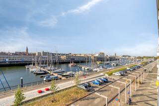 Cet appartement prêt à emménager et entièrement rénové à vendre à Zeebruges offre une expérience de vie amusante sur la côte belge. Grâce à son emplacement au troisième étage, vous pourrez profiter d'une vue dégagée et admirer directement le port de plaisance animé.Le bâtiment a été aménagé avec le souci du détail et dispose d'une cuisine moderne entièrement équipée qui s'intègre parfaitement dans l'espace de vie lumineux. Grâce à ses trois chambres et ses deux salles de bains, cette propriété est idéale pour une résidence permanente, une résidence secondaire généreuse ou comme investissement.L'un des principaux avantages de cet appartement à Zeebruges est son excellente connexion avec les villes environnantes. Grâce à la proximité du tramway côtier, vous pouvez vous déplacer sans effort sur l'ensemble du littoral belge. Vous êtes donc à deux pas de la ville branchée de Knokke-Heist, tandis que la ville balnéaire animée de Blankenberge est également facilement accessible.Disposition :- espace de vie lumineux avec vue dégagée- cuisine ouverte et entièrement équipée- toilettes pour invités- chambre principale avec salle de bain attenante- chambre 2- chambre 3- 2ème salle de bain avec toilettes supplémentaires- débarras avec raccordement pour machine à laverDe plus, il y a un sous-sol privé et un local à vélos commun. Offre idéale pour ceux qui recherchent un appartement avec vue dégagée (sur la mer) !Vous souhaitez plus d'informations ou vous souhaitez une visite ? Veuillez contacter le responsable des fichiers Arne Vandierendonck au 0493 25 35 85 ou à arne.vandierendonck@dewaele.com. Les images générées par l’IA sont fournies en guise d'inspiration. Elles ne tiennent pas compte des spécifications techniques, ni des renseignements urbanistiques, ni des possibilités concrètes de réalisation.Registre des mesures: en cours de demande